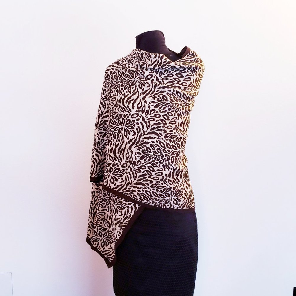 St. JOHN leaf pattern knit scarf